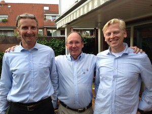 Lions-Präsident Dirk Timmermann nimmt 2 neue Clubmitglieder auf: Hans-Peter Möller und Robert Lindemann 