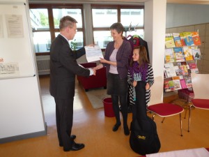 Lions Präsident Dr. Wolfgang Roth übergibt den Scheck an Schulleiterin Frau Albrecht
