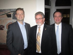 Lionspräsident Dr. Dieter Albacht nimmt Ralf Schröder und Fabian Manzau in den Lions Club Hannover-Tiergarten auf