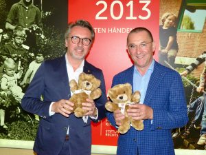 Lionspräsident Adrian Grandt überreicht 100 Teddy-Bären an Prof. Hans-Jürgen Christen