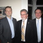 Lionspräsident Dr. Dieter Albacht nimmt Ralf Schröder und Fabian Manzau in den Lions Club Hannover-Tiergarten auf