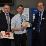 Spendenübergabe im E-Center Cramer (von links): Olaf Bödecker, Marktleiter André Fiolek und Jürgen Hinneburg