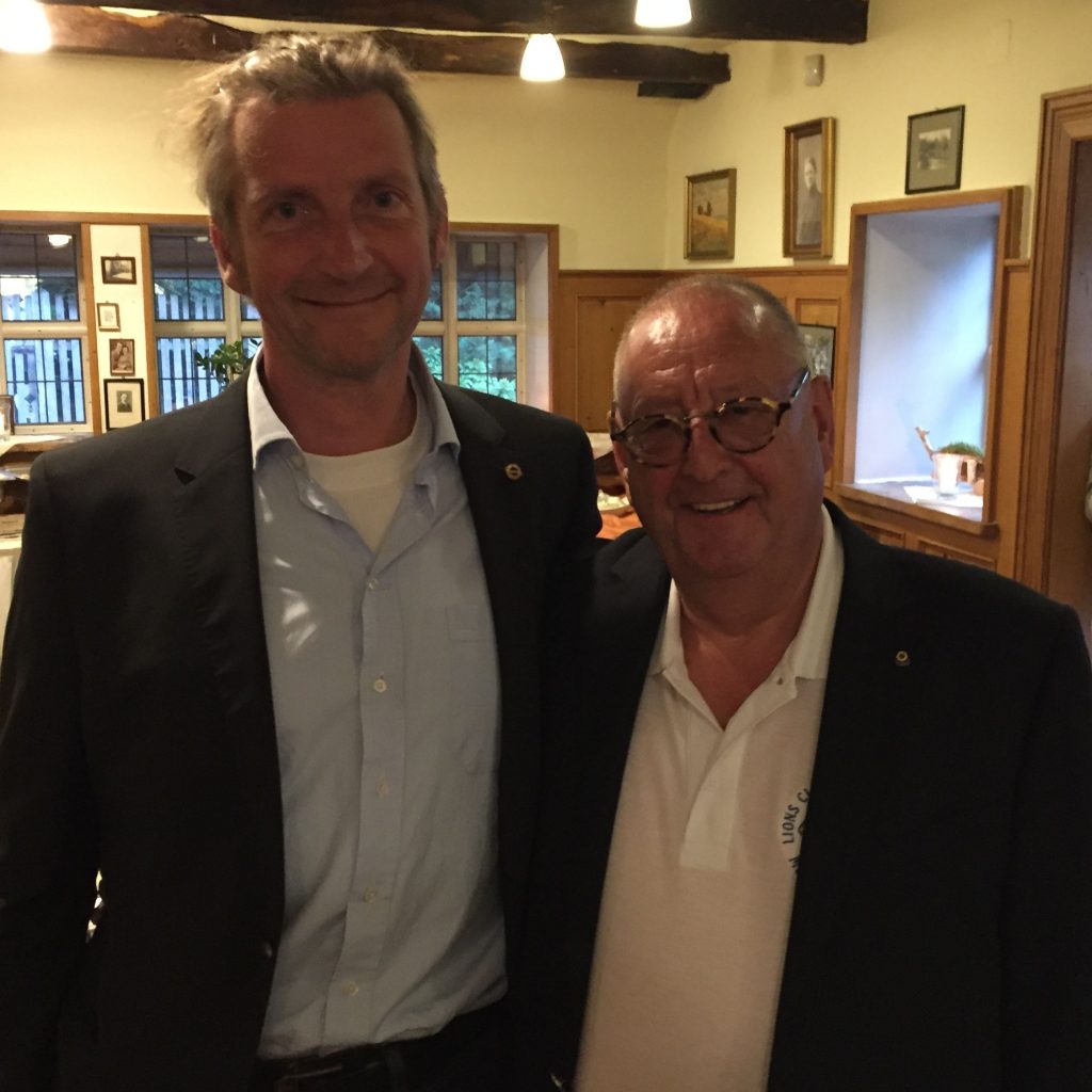 Joachim Kraushaar (rechts i.B.) übergibt das Präsidium an Hans-Peter Möller