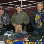 Die Lionsfreunde Achim Kraushaar, Detlef Lehner und Joachim Seegers verteilen warme Kleidung an Obdachlose