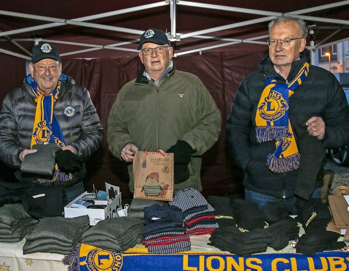 Die Lionsfreunde Achim Kraushaar, Detlef Lehner und Joachim Seegers verteilen warme Kleidung an Obdachlose