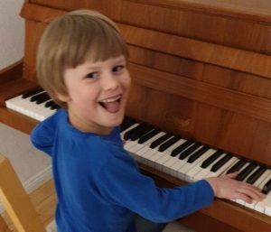 Jonathan freut sich über das neue Klavier
