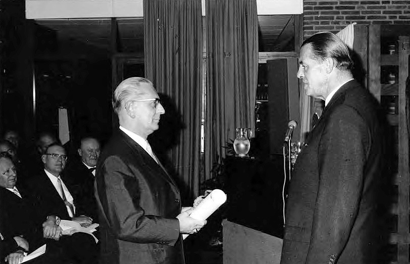 Der Gründungspräsident nimmt die Charterurkunde entgegen.