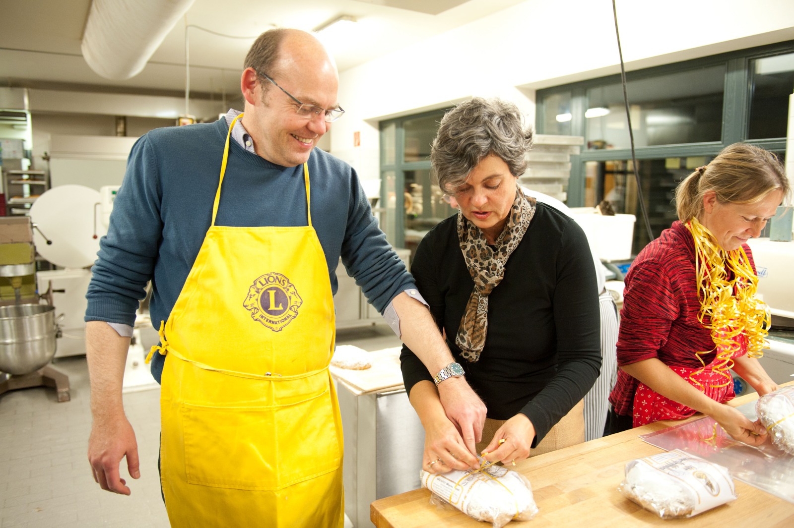 Lionsfreunde beim gemeinsamen Stollenbacken